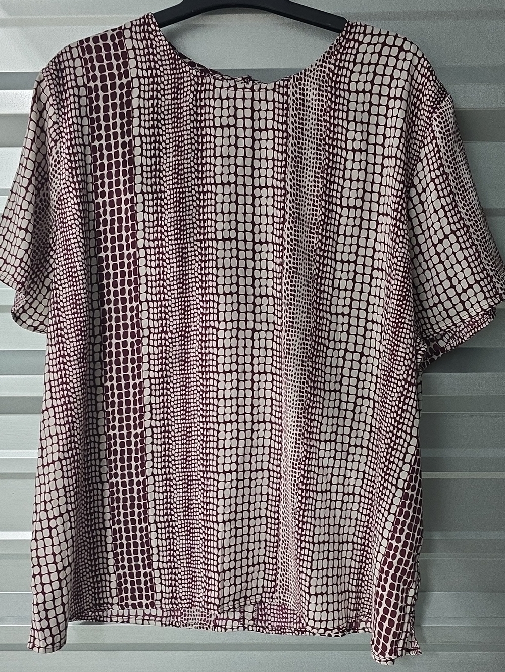 Women's Short-Sleeve Geometric Burgundy and White Print Blouse